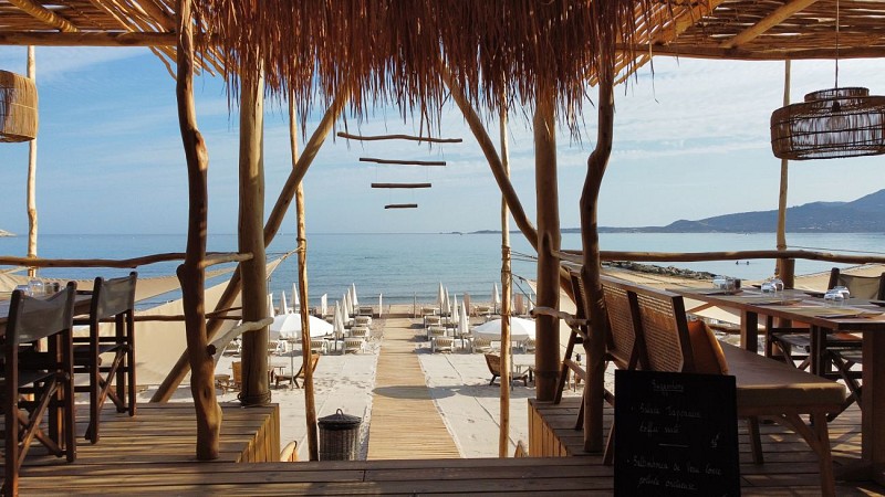 licorne restaurant sur la plage de Calvi