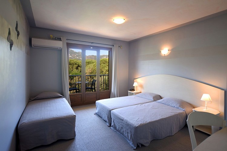 hôtel 2 étoiles piscine à Calvi en Corse