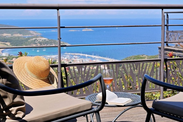 Hotel-Le-Tomino-terrasse-suite