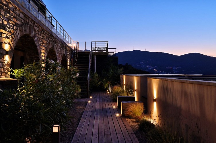 Hôtel-Le-Tomino-by-night