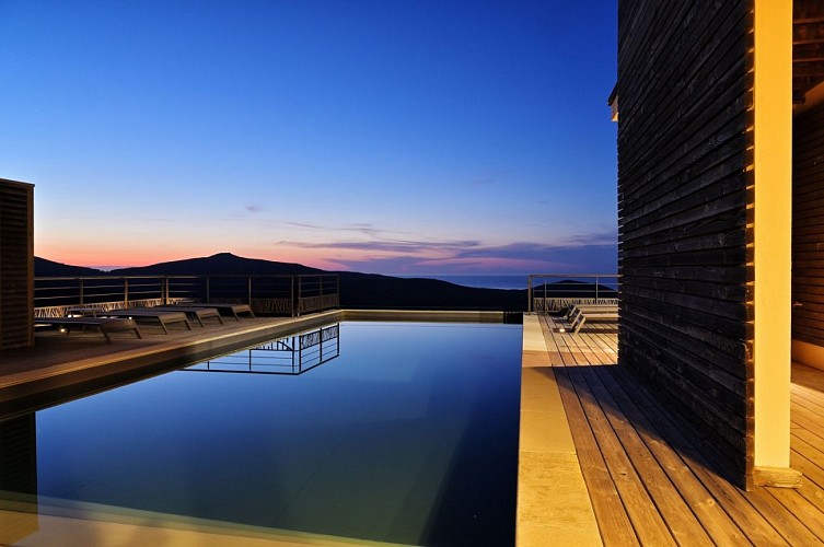 Hôtel-Le-Tomino-piscine-by-night