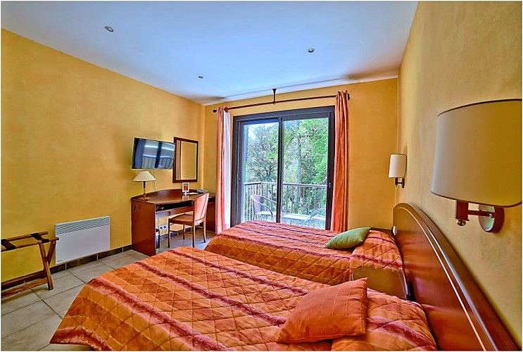 Deux-Sorru-chambre-double-lits-separes