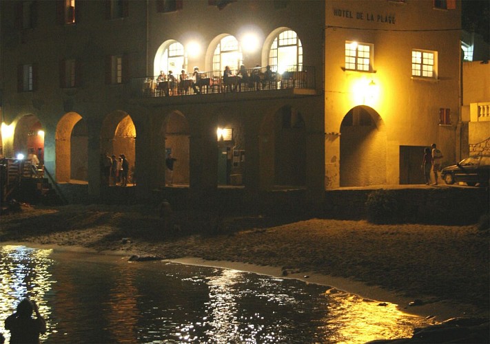 hôtel les pieds dans l'eau à Algajola en Corse