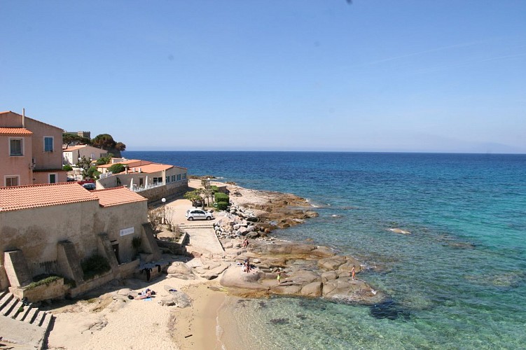 hôtel les pieds dans l'eau à Algajola en Corse
