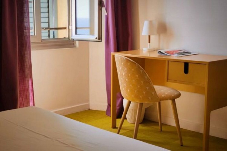 espace-bureau-chambre-sud-hotel