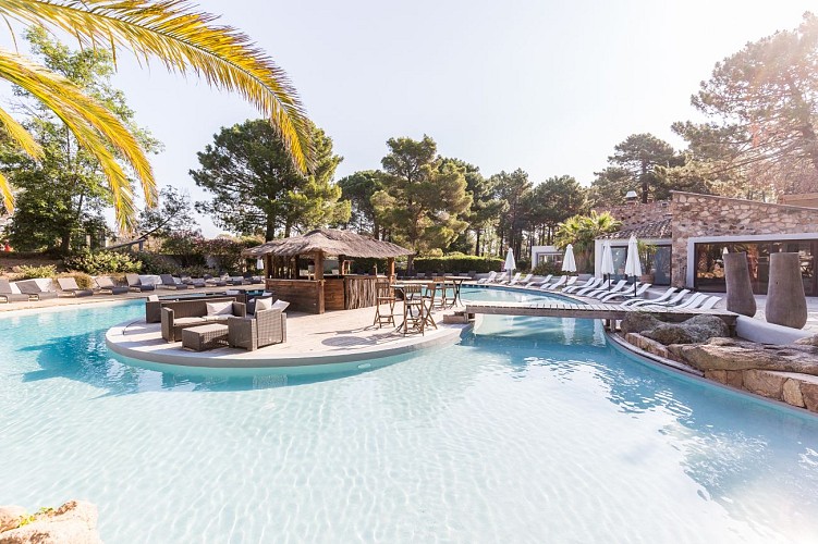 Piscine de l'hôtel Kilina en Corse