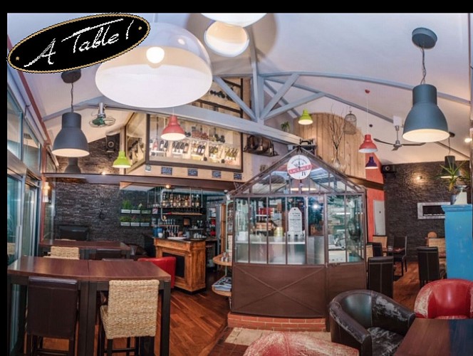 RESTAURANT A TABLE !