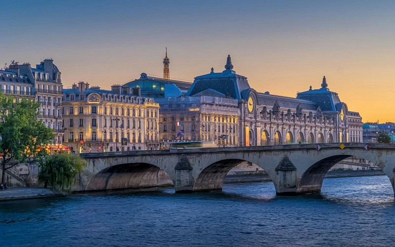 Illumination Tour of Paris and Eiffel Tower Summit (Reserved Access)