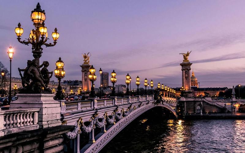 Illumination Tour of Paris and Eiffel Tower Summit (Reserved Access)