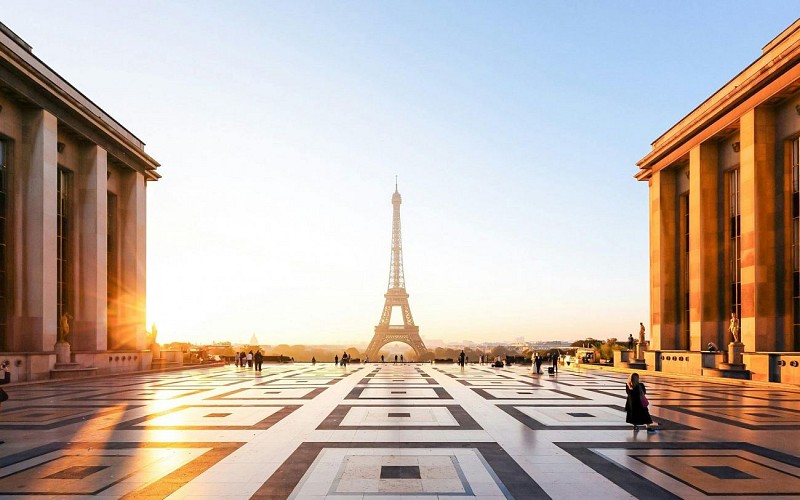 Illumination Tour of Paris and Eiffel Tower Summit (Reserved Access)
