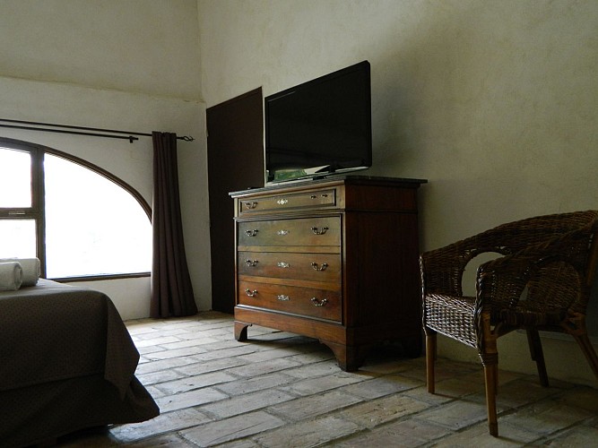The ANCIENNES ECURIES, located in a former abbey in the hamlet of Franquevaux can accommodate 10 people
