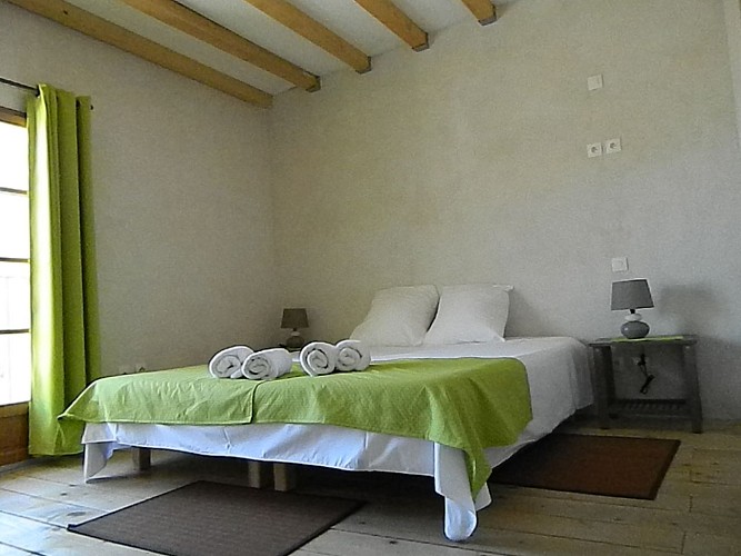 The ANCIENNES ECURIES, located in a former abbey in the hamlet of Franquevaux can accommodate 10 people