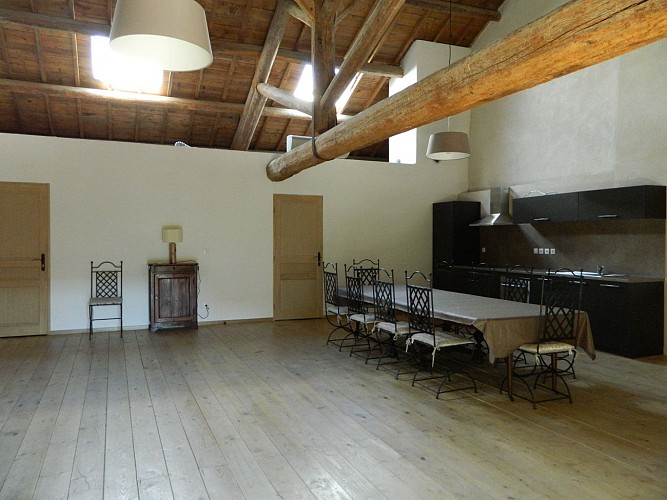 The ANCIENNES ECURIES, located in a former abbey in the hamlet of Franquevaux can accommodate 10 people