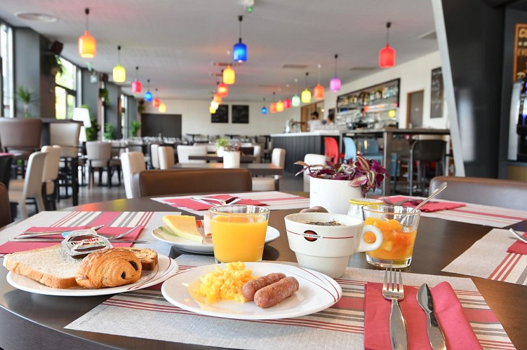 01_Mer_et_Golf_City_salle_petitdejeuner_01
