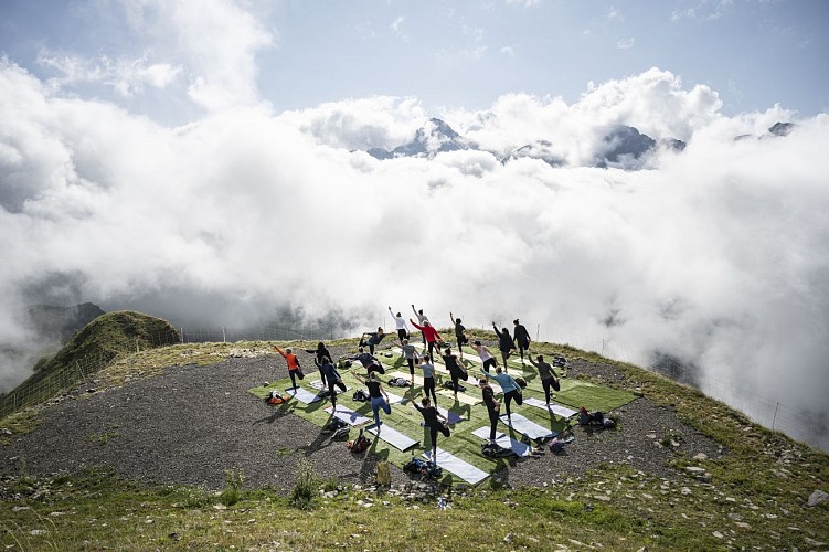 Morning Yoga au sommet du mont Lachat