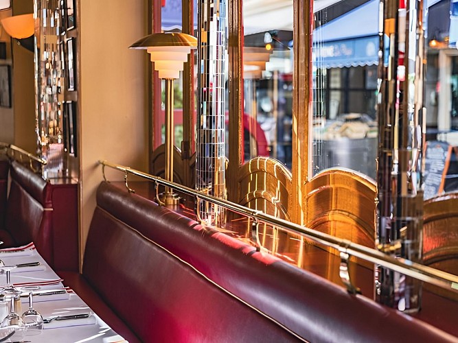 The Travel Buds x Le Central DECO10