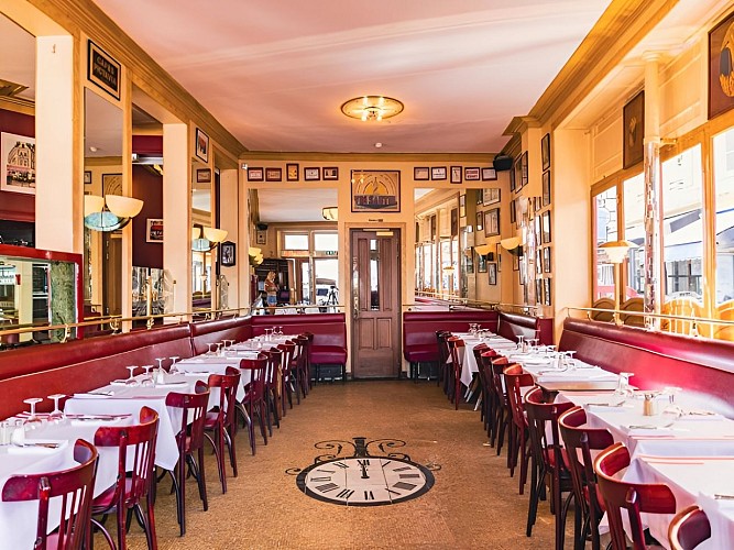 The Travel Buds x Le Central DECO11