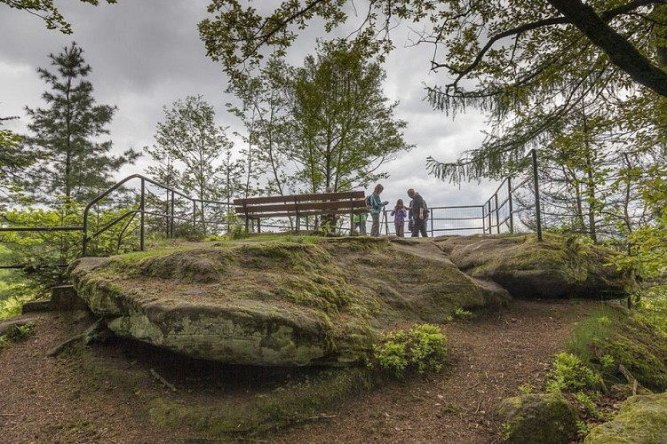 Le belvédère du Rocher Blanc et son banc pour admirer le point de vue