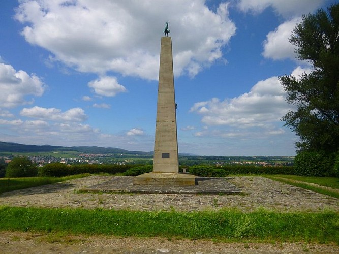 Le monument du Geisberg fait face à l'Allemagne
