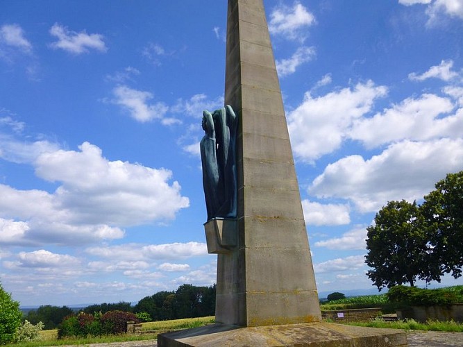 La statue de femme représente le génie de la France