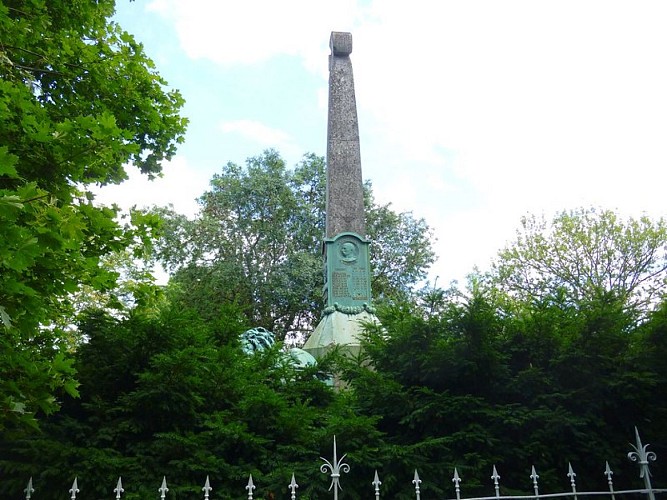 Le monument aux Lions, entouré de végétation