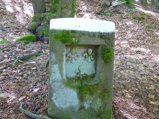 Borne aux trois épées