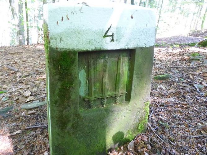 Borne aux trois épées