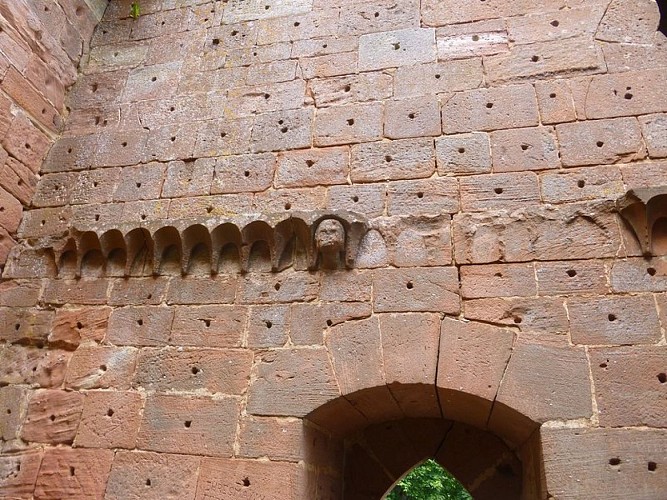 La frise du château de la Wasenbourg et sa statue en forme de tête humaine