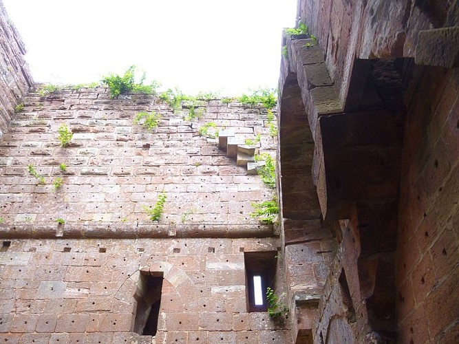Vestiges d'escaliers au château de la Wasenbourg