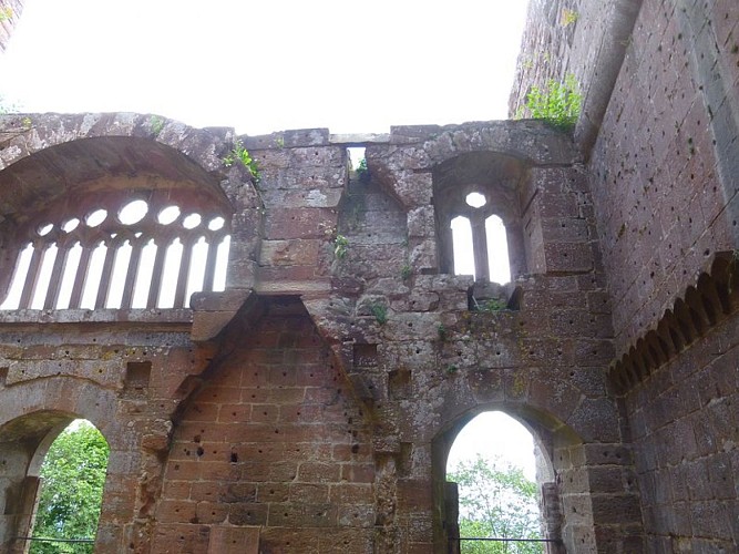 Des vestiges de cheminée au château de la Wasenbourg