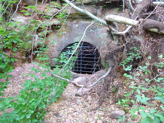 Une autre entrée du souterrain ; attention ! le rocher au-dessus d'effondre