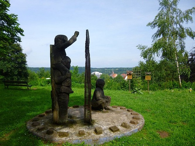 Derrière la statue de Serge Wittman, le Staedtel