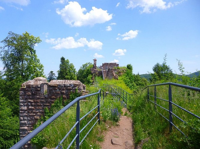 Le sommet du château. On y accède par une série d'escaliers, de chemins et de passerelles sécurisés