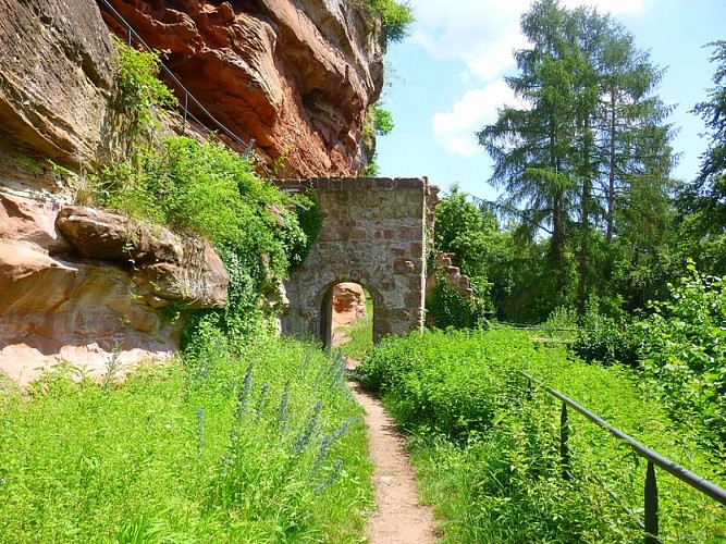 Une entrée. On peut accéder à un escalier, très étroit, juste derrière la porte