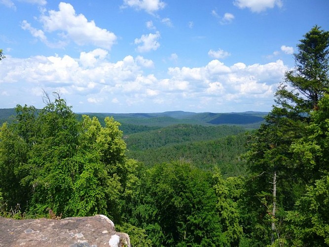 La vue permet d'admirer le paysage mais également quelques rochers immenses