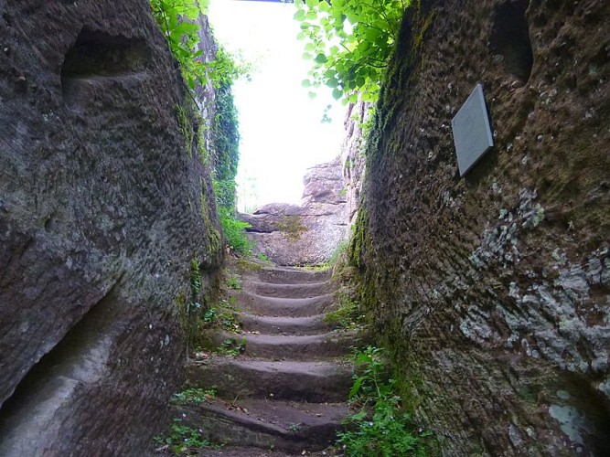Les escaliers de grès, étroits, sont érodés par les siècles