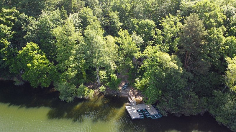 Les Cabanes au bord du lac.