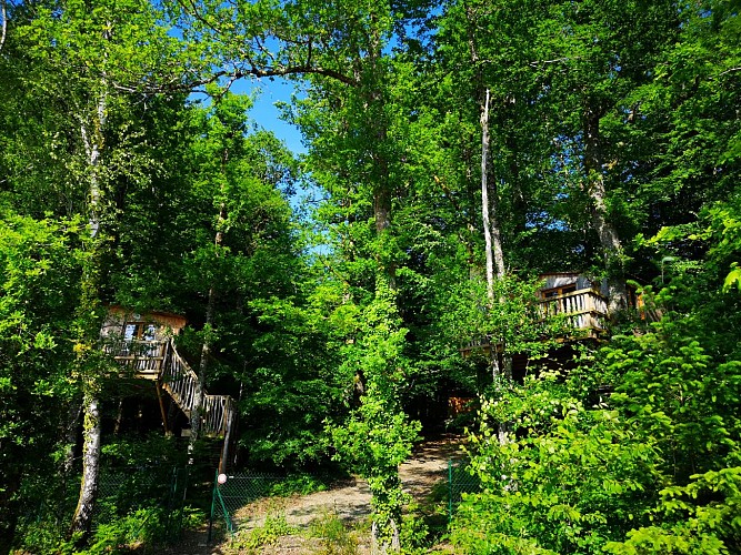 Les Cabanes au bord du lac.