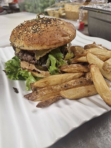 Burger limousin à l'Auberge Saint Martin bar restaurant à Saint Martin Terressus