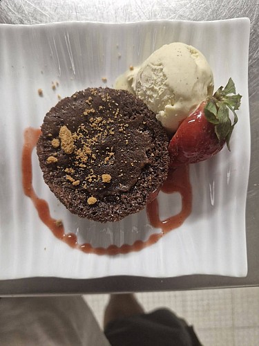 Gourmandise à l'Auberge Saint Martin avec un coulant au chocolat