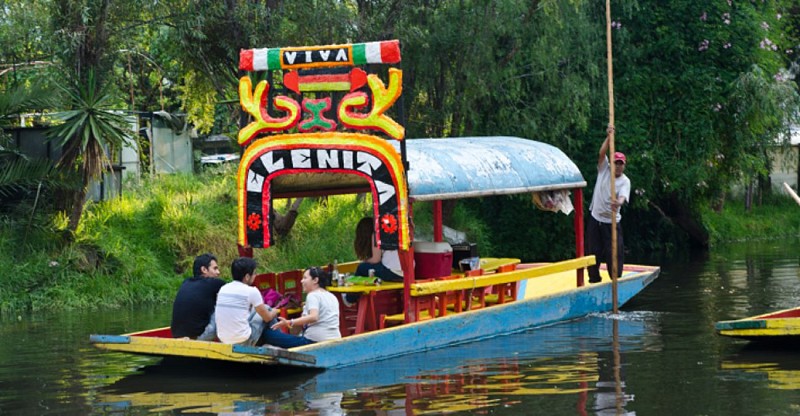 Crucero por los jardines flotantes de Xochimilco y descubrimiento de las obras de Frida Kahlo