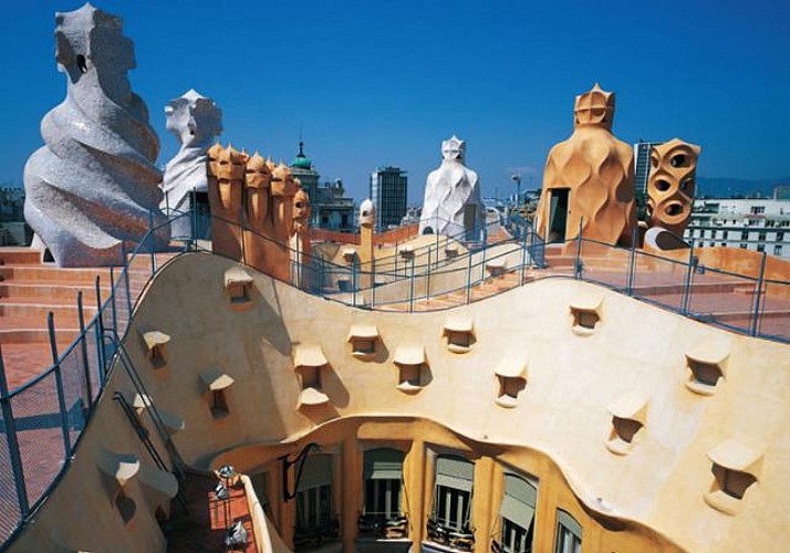Tour of the Pedrera at night – Casa Mila + audiovisual show – The Origins
