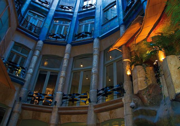 Visite nocturne de la Pedrera - Casa Mila et spectacle audiovisuel - The Origins