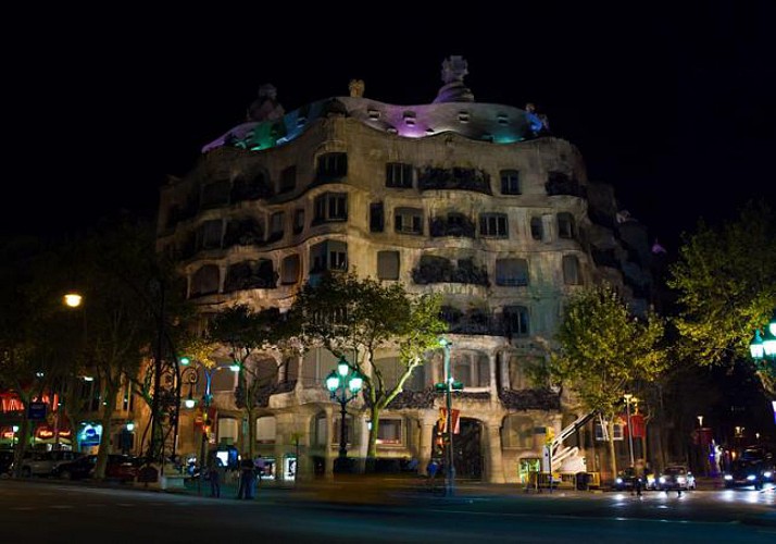 Visite nocturne de la Pedrera - Casa Mila et spectacle audiovisuel - The Origins