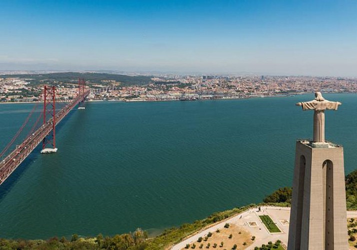 Visite du quartier d'Almada & du Sanctuaire Christ Roi en tuk-tuk - Lisbonne