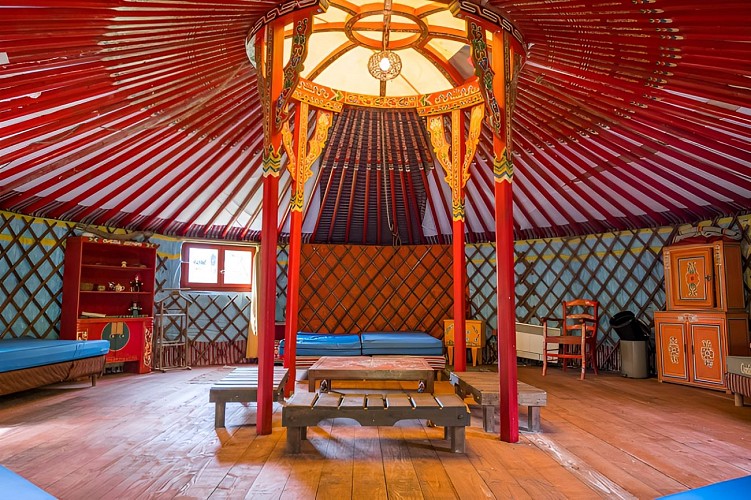 Au-Bonheur-Nomade-Yourte-Rouge-Interieur