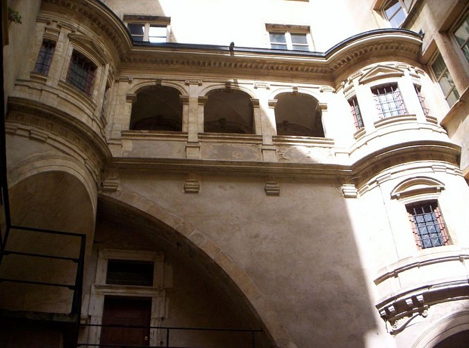 Cour 8 rue Juiverie - Galerie Philibert Delorme