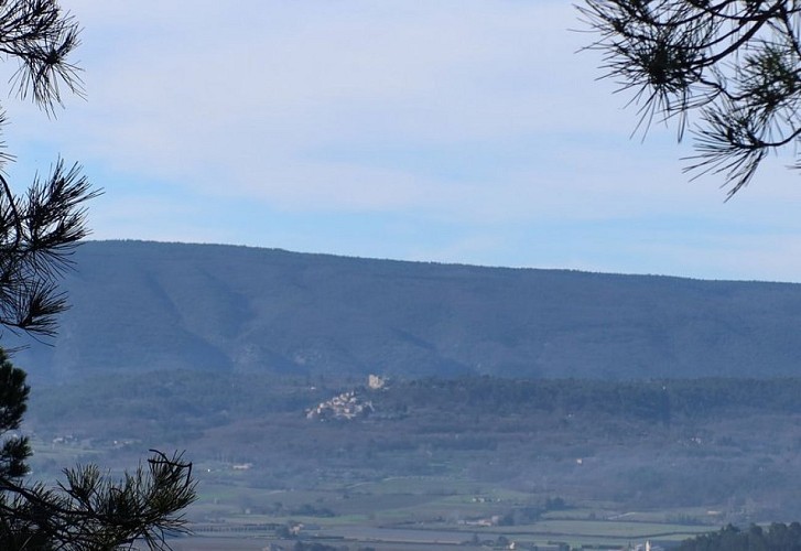Lacoste au pied du Petit Luberon