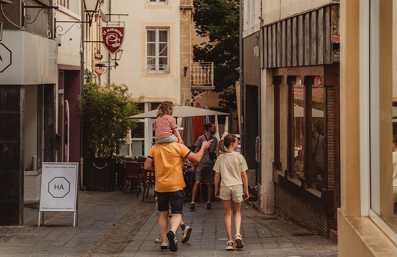 Ruelles animées de Virton en Gaume, galeries d'art, artisans créateurs et commerces alternatifs au cœur de la ville