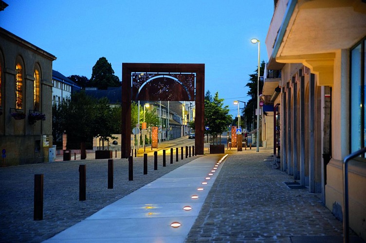 Ruelles animées de Virton en Gaume, galeries d'art, artisans créateurs et commerces alternatifs au cœur de la ville
